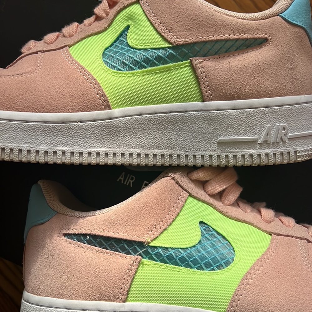 Very different Womens Nike Air Force 1 ‘07 SE - Picture 11 of 13